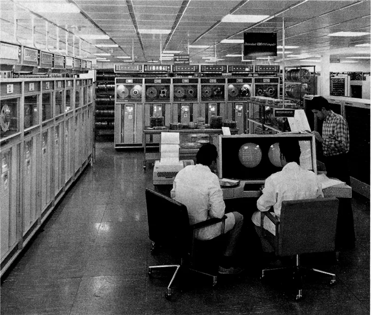 Операторы за пультом CDC 6600, магнитные ленты и шкафы в рабочем зале CERN.