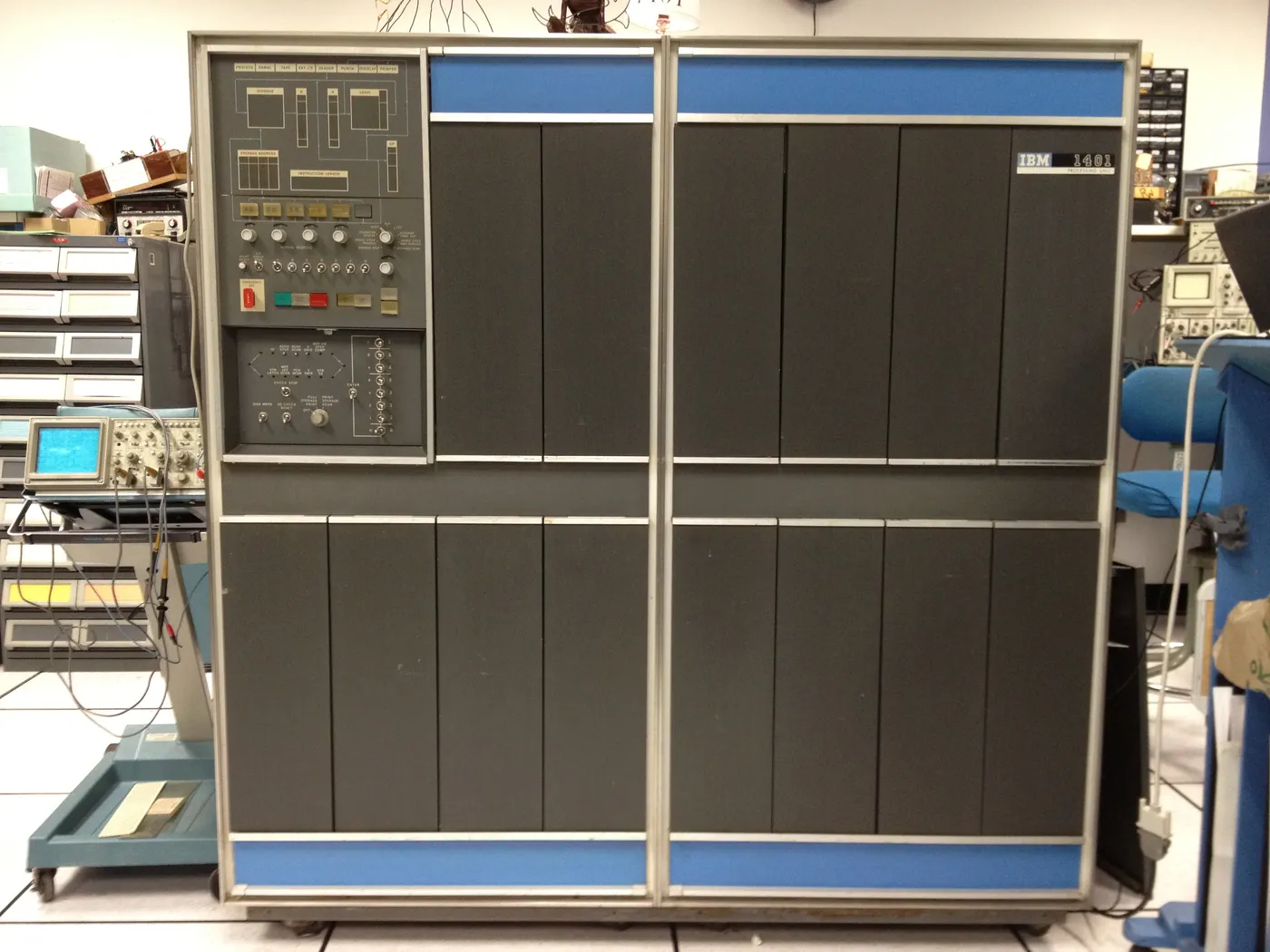 IBM 1401: высокий шкаф с синей окантовкой, панелью ламп и переключателей слева